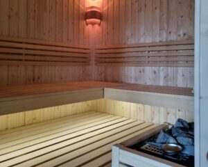 Sauna wewnętrzna z wykończeniem wewnętrznym ścian w boazerii ze świerku skandynawskiego