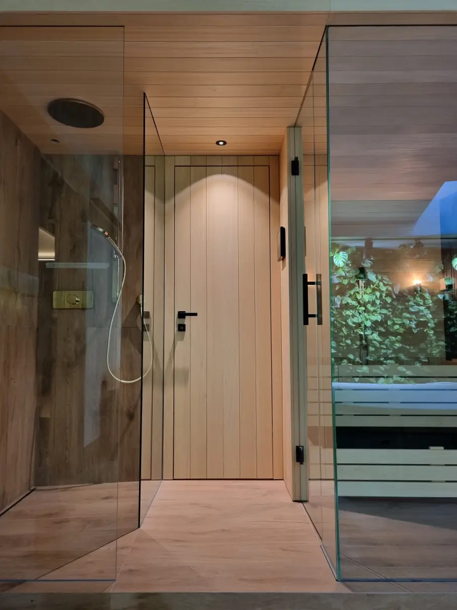 Strefa wellness: przeszklona sauna oraz prysznic